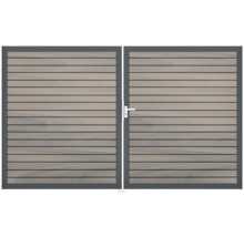 Dvojitá dřevěná brána s vodorovnými lamelami a kovovým rámem