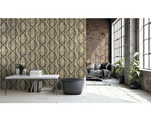 Obývací pokoj s vzorovanou tapetou, stolem a stoličkou