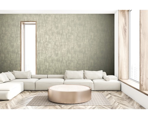 Světlý obývací pokoj s tapetou se vzorem, rohovou pohovkou a kulatým konferenčním stolkem