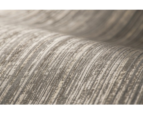 Detail strukturované tapety s lineárním vzorem