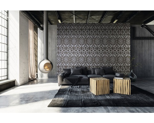 Interiér s visícím krbem, pohovkou, vzorovanou tapetou a dvěma dřevěnými stoličkami