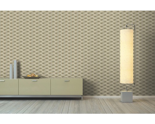 Obývací pokoj s vzorovanou tapetou, příborníkem a stojací lampou