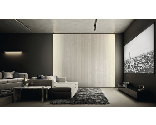 Obývací pokoj s pohovkou, konferenčním stolkem, kobercem a nástěnnou dekorací