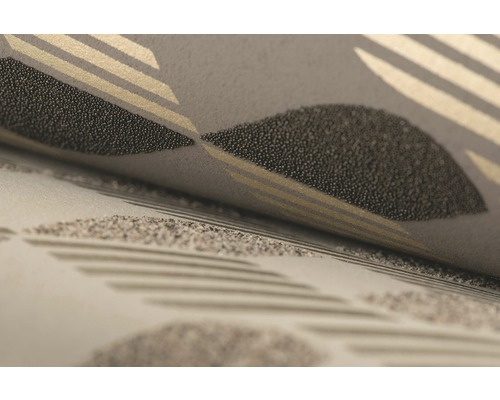 Detail strukturované tapety s geometrickým vzorem