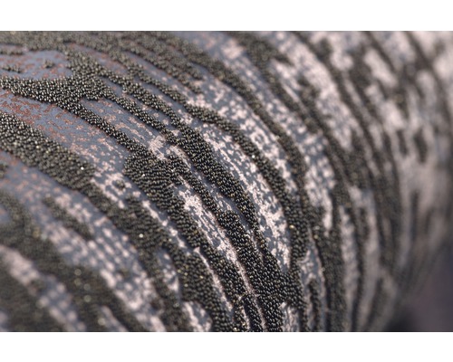 Detail zdobené látky se vzorem z drobných korálků