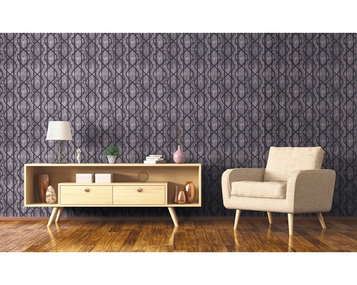 Obývací pokoj s vzorovanou tapetou, příborníkem a křeslem