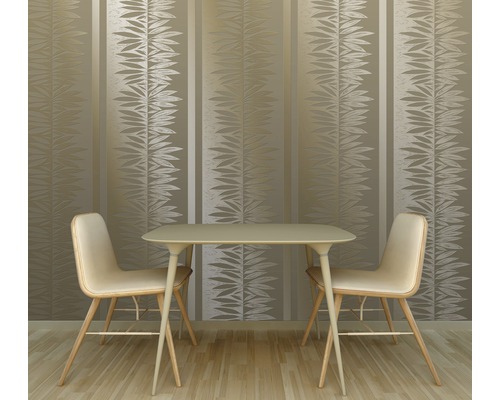 Jídelna s jídelním stolem, židlemi a vzorovanou tapetou