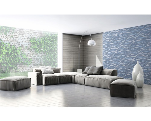 Obývací pokoj s pohovkou, taburety, stojací lampou a vzorovanou tapetou