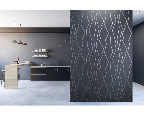 Moderní kuchyně s šedou tapetou a geometrickým vzorem
