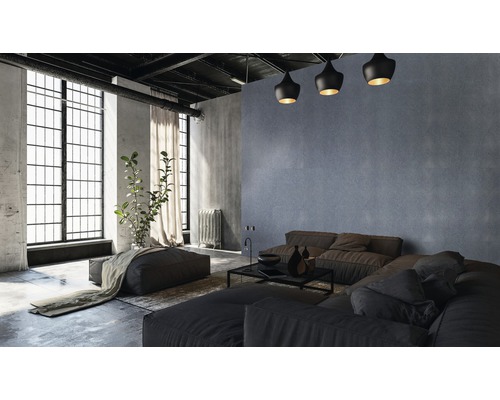 Obývací pokoj v loftovém stylu s pohovkou, konferenčním stolkem, pokojovou rostlinou a velkými okny