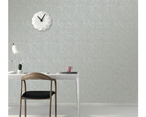 Kancelář se stolem, židlí a designovými hodinami před strukturovanou tapetou