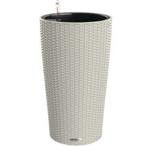 Vysoký květináč v designu ratanu s ukazatelem hladiny vody.