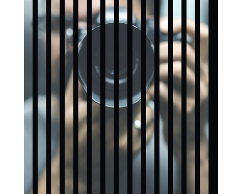 Designový akustický panel DIGI03G 19x572,5x572,5 mm Osoba za mřížemi s fotoaparátem.