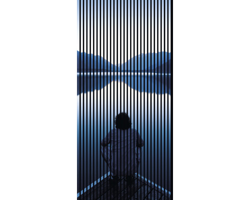 Designový akustický panel DIGI01A 19x1133x2400 mm Osoba sedí u jezera za černými pruhy