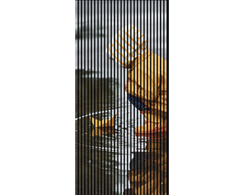 Designový akustický panel DIGI03J 19x1133x2400 mm Dítě si hraje se žlutou papírovou lodí v kaluži.