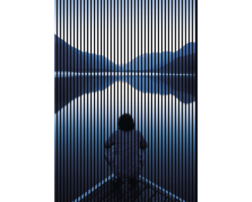 Designový akustický panel DIGI01A 19x1693x2400 mm Osoba sedí u jezera, horské panorama v pozadí