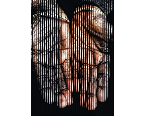 Designový akustický panel DIGI03I 19x1693x2400 mm Ilustrace dvou rukou se zlatým náramkem za černými svislými čarami