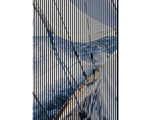 Designový akustický panel DIGI03O 19x1693x2400 mm Pohled na plachetnici na vodě, zakrytý svislými čarami