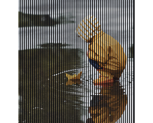 Designový akustický panel DIGI03J 19x2253x2400 mm Dítě si hraje s papírovou lodičkou v kaluži vody.