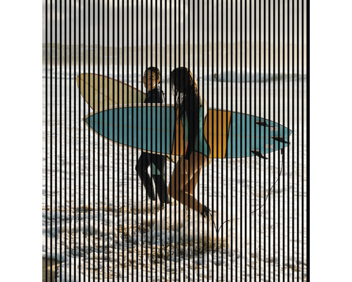 Designový akustický panel DIGI03N 19x2253x2400 mm Dvě osoby nesou surfovací prkna na pláži.