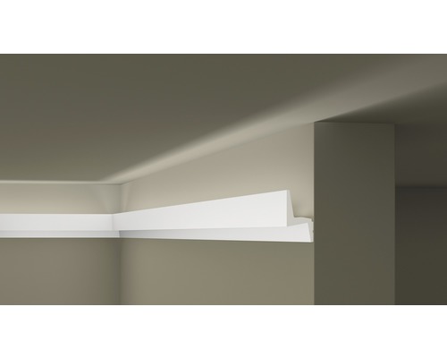 Pohled do místnosti s ozdobnými lištami upevněnými na stěně a stropě