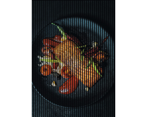 Designový akustický panel DIGI01X 19x1693x2400 mm Grilované jídlo s klobásou, zeleninou a jarní cibulkou na talíři.