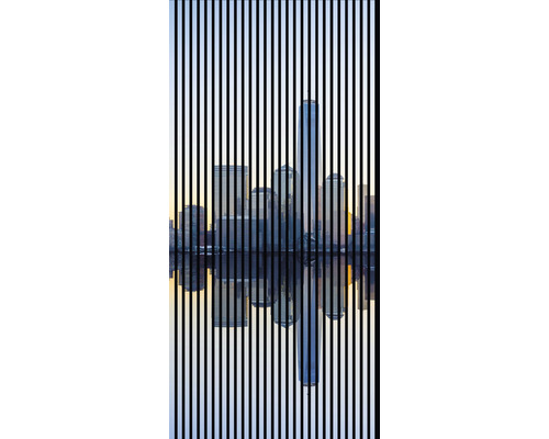 Designový akustický panel DIGI02W 19x1133x2400 mm Panorama města s mrakodrapy a odrazem ve vodě, proložené svislými liniemi