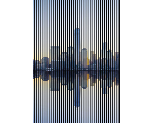 Designový akustický panel DIGI02W 19x1693x2400 mm Panorama města s mrakodrapy a odrazem ve vodě za svislými čarami