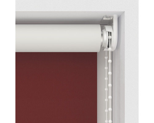 Detailní pohled na roletu s řetízkovým mechanismem pro dekoraci oken
