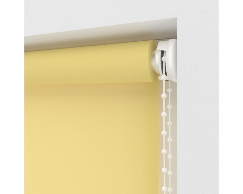 Žlutá látková roleta s řetízkovým mechanismem pro dekoraci oken