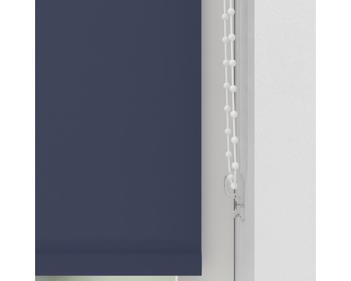 Modrá roleta s řetízkovým ovládáním před oknem.