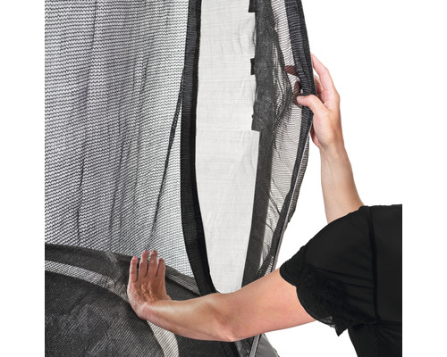 Síť zahradní trampolíny s osobou, která ji používá