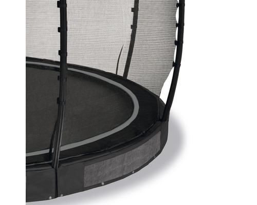 Detailní pohled na zahradní trampolínu s ochrannou sítí