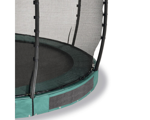 Detailní pohled na zahradní trampolínu se záchytnou sítí