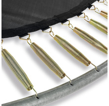 Detailní pohled na pružiny trampolíny připevněné ke skákací podložce