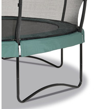 Detail zahradní trampolíny s ochrannou sítí