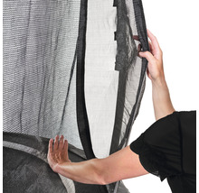 Detailní záběr trampolínové sítě s osobou, která ji drží