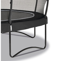 Detailní pohled na zahradní trampolínu se zabezpečovací sítí a nožními vzpěrami.