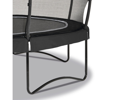 Detailní pohled na zahradní trampolínu se zabezpečovací sítí a nožními vzpěrami.