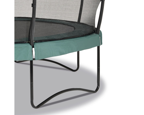 Detailní pohled na zahradní trampolínu se sítí a polstrováním rámu