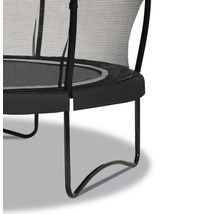 Detail zahradní trampolíny s ochrannou sítí