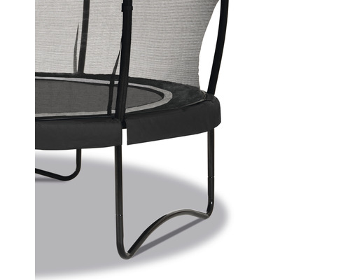 Detail zahradní trampolíny s ochrannou sítí