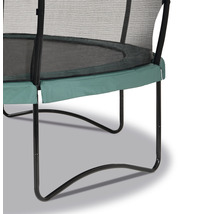 Detailní pohled na zahradní trampolínu se sítí a polstrováním rámu