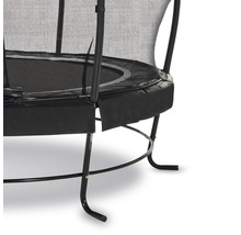 Detailní pohled na trampolínu s bezpečnostní sítí a krytem rámu