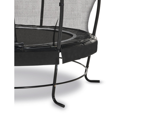 Detailní pohled na trampolínu s bezpečnostní sítí a krytem rámu
