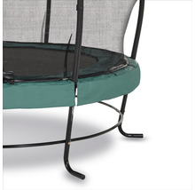 Detailní pohled na zahradní trampolínu s bezpečnostní sítí a polstrováním rámu.