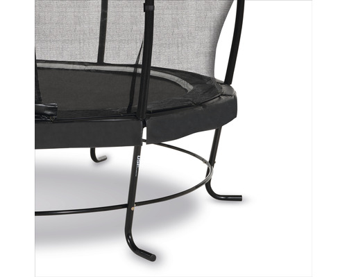 Detailní pohled na černou zahradní trampolínu s bezpečnostní sítí.