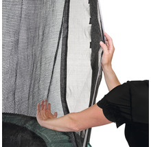 Detailní záběr trampolínové sítě s otvorem