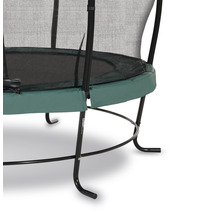 Detail zahradní trampolíny s ochrannou sítí