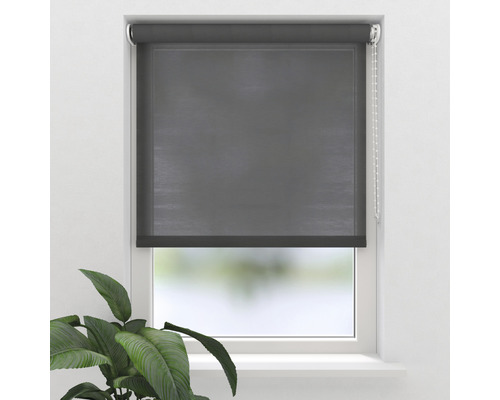 Okno s šedou roletou